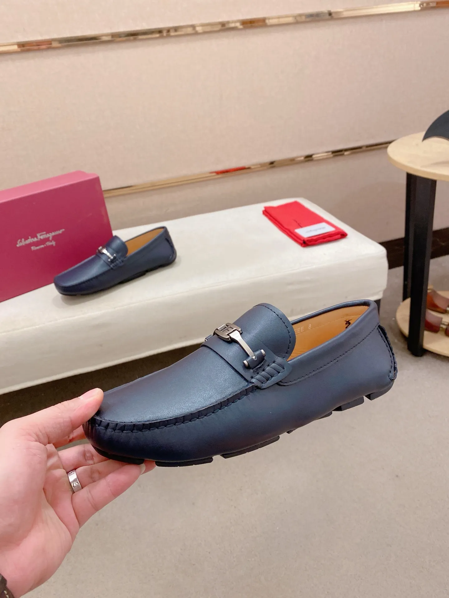 Factory price: 540💰High-end quality! Ferragamo🆕🆕Exclusive hot-selling products in stock🔥🔥New products on the shelves, high-quality Ferragamo men's pea shoes, high-end casual driving shoes, with complete packaging! 💪 💪 Material: imported first-layer cowhide 🐂 + imported high-quality water-dyed cowhide lining + wear-resistant outsole 👍🏻👍🏻 Features: high-end and comfortable, purely handmade 🚀 🚀 Create the perfect shoe that suits you best 🔥 🔥 Size: (38-44) 45 standard size can be customized!